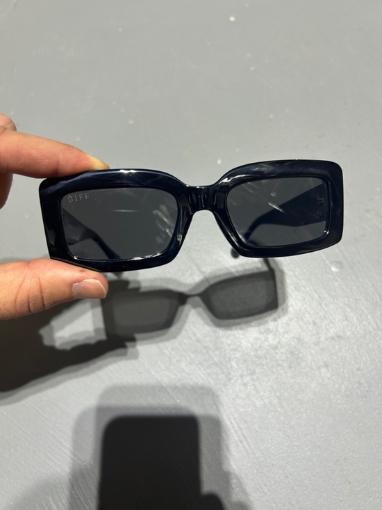 (NEW) Sephora x DIFF Indy Black Chunky Polarized Sunglasses with Hard Case main image 6